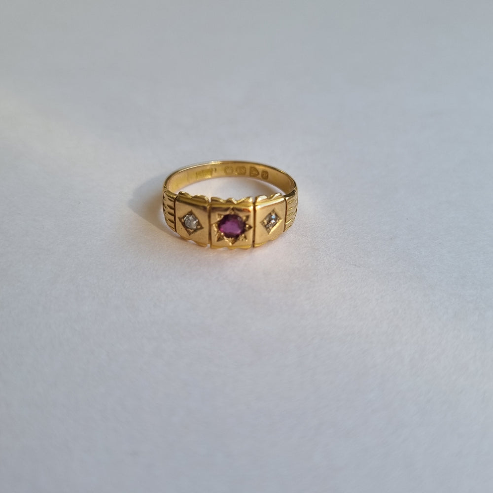 
                
                    Load image into Gallery viewer, Antique 18kt gold garnet and diamond star-set scalloped band ring
                
            