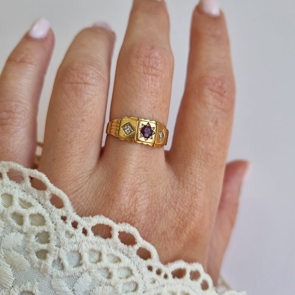 Antique 18kt gold garnet and diamond star-set scalloped band ring
