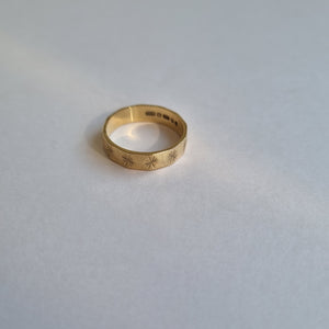 9kt gold star-engraved band ring
