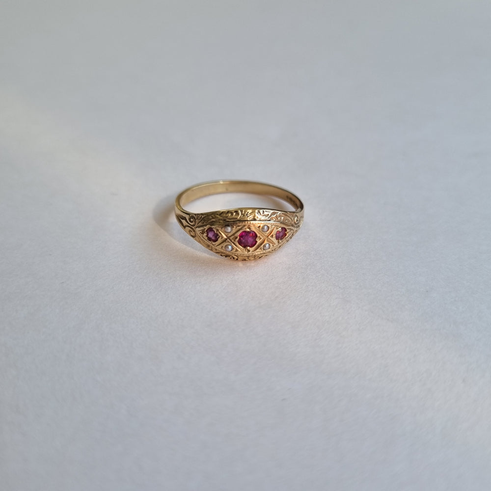 Vintage 9kt gold ruby and pearl engraved detailed ring