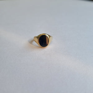 Small onyx signet ring in 9kt gold