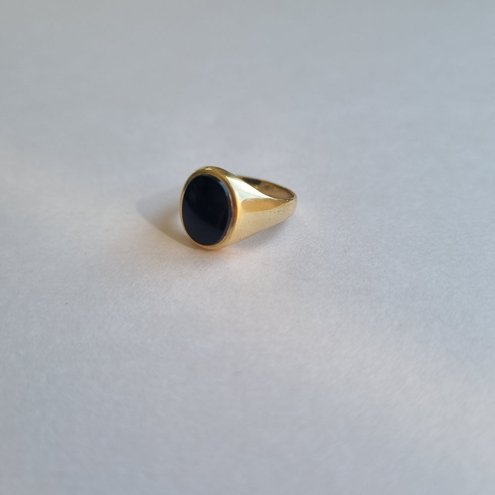 Small onyx signet ring in 9kt gold
