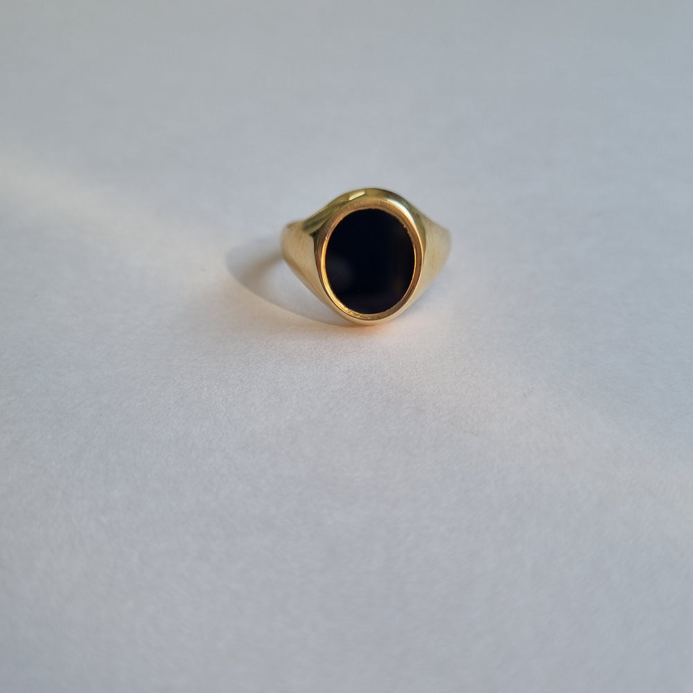 Bold onyx signet ring in 9kt gold