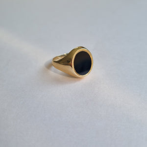 
                
                    Load image into Gallery viewer, Bold onyx signet ring in 9kt gold
                
            