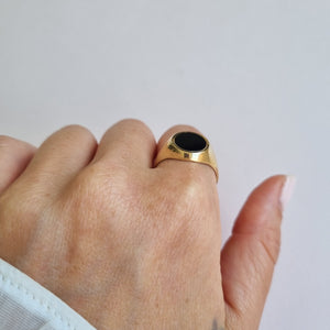
                
                    Load image into Gallery viewer, Bold onyx signet ring in 9kt gold
                
            