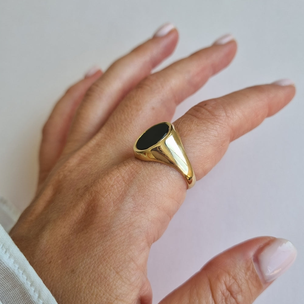 Bold onyx signet ring in 9kt gold