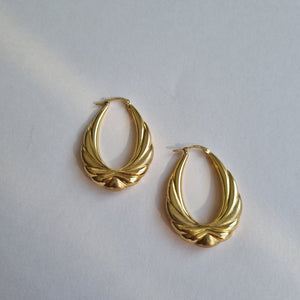 
                
                    Load image into Gallery viewer, Oval patterened hoop earrings in 9kt gold
                
            