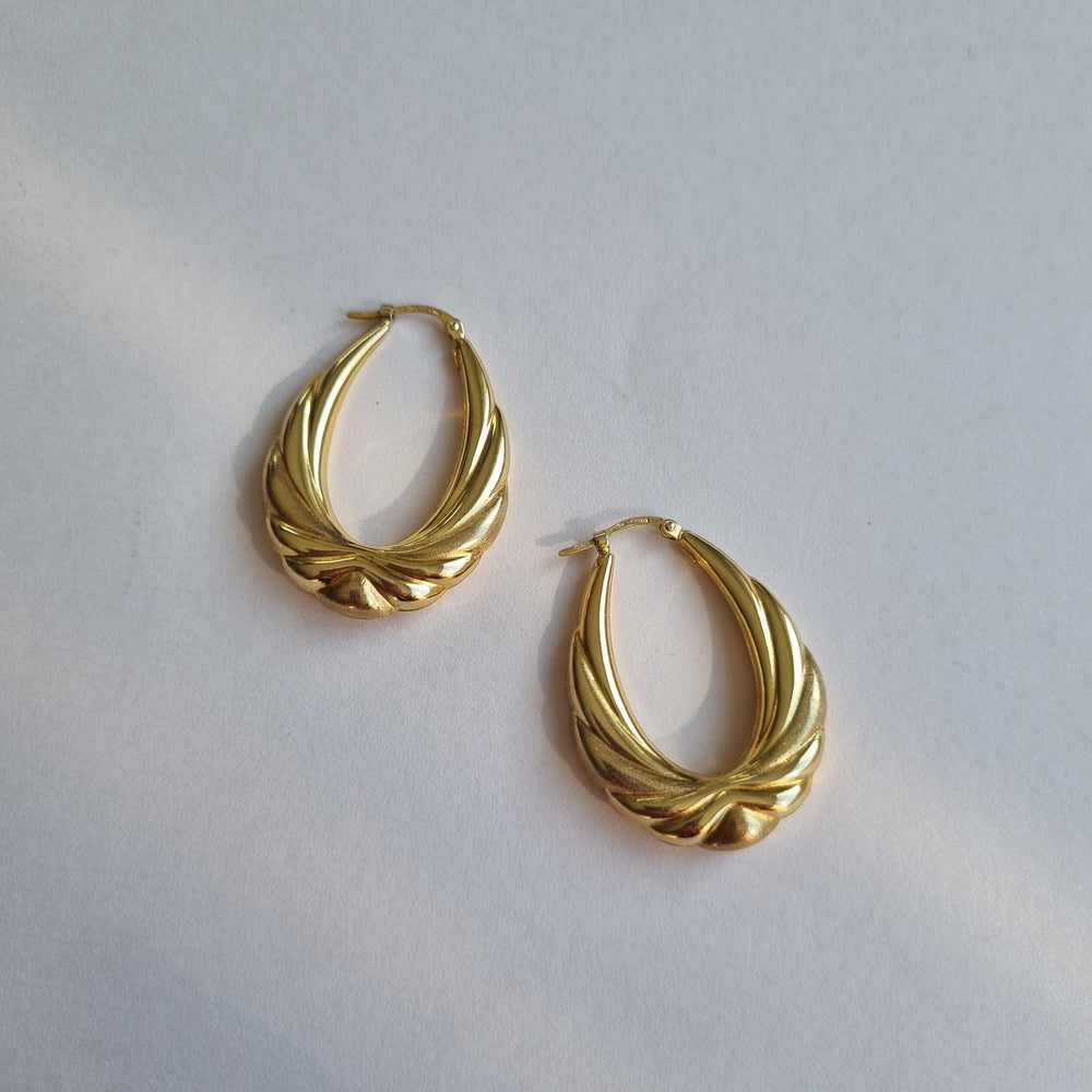
                
                    Load image into Gallery viewer, Oval patterened hoop earrings in 9kt gold
                
            