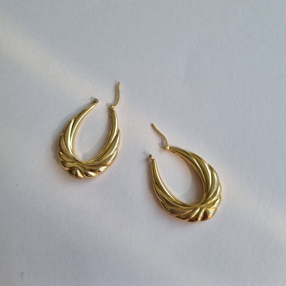 Oval patterened hoop earrings in 9kt gold