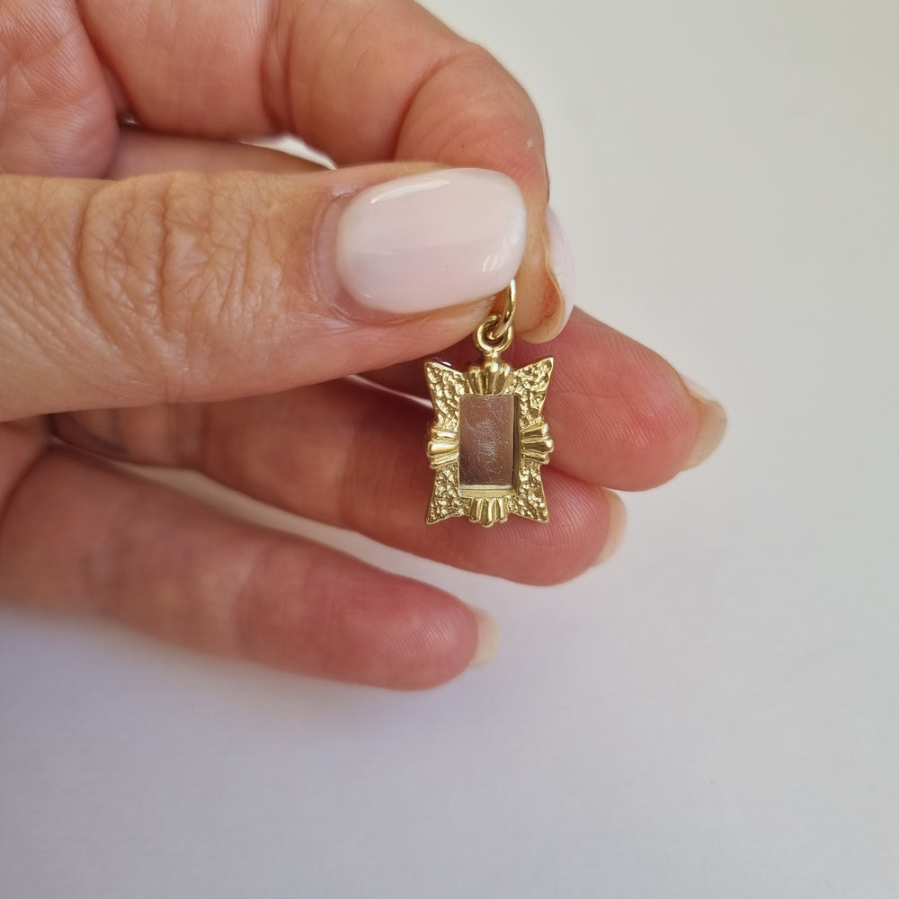 
                
                    Load image into Gallery viewer, Picture frame mirror charm pendant in 9kt gold
                
            