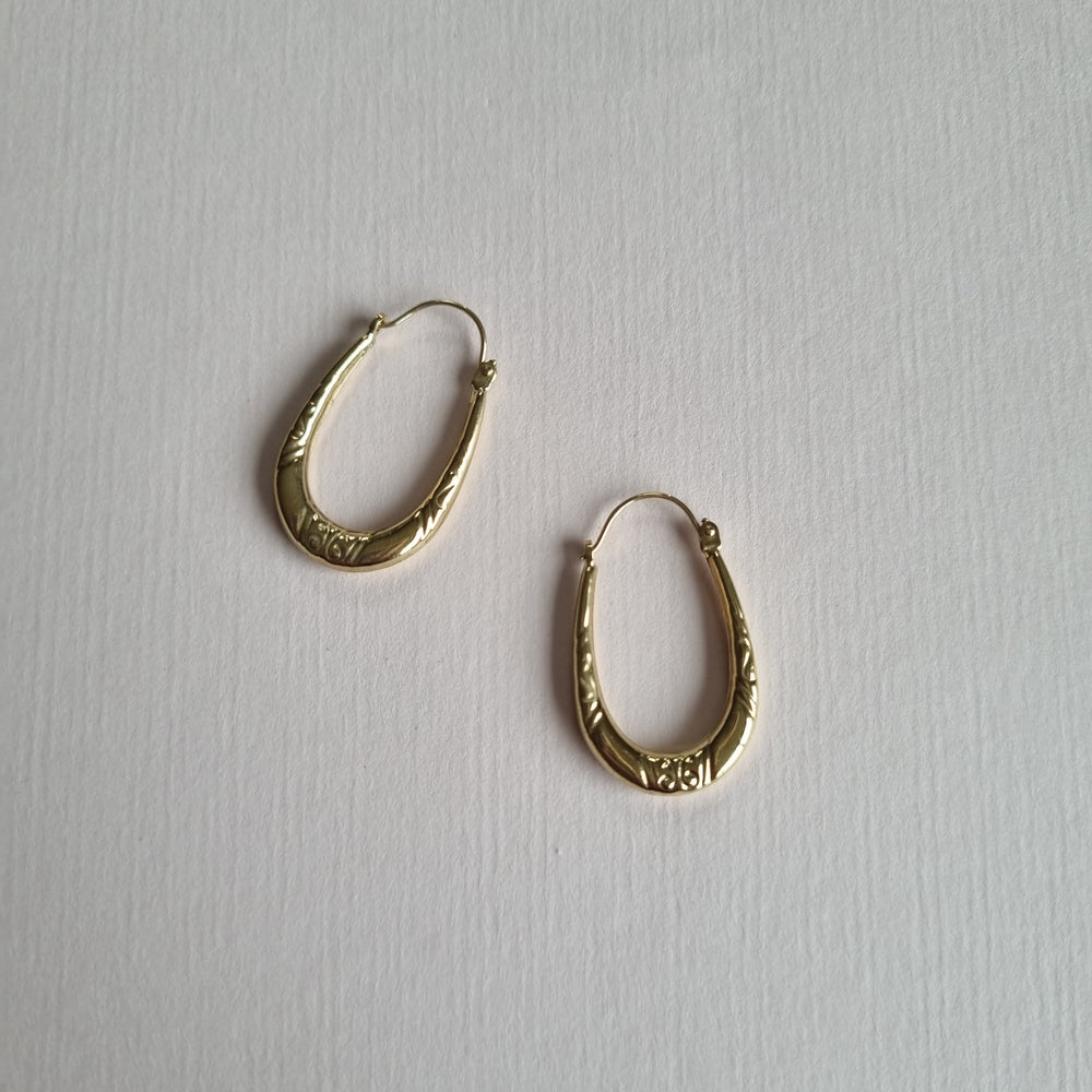 Small oval patterned hoop earrings in 9kt gold