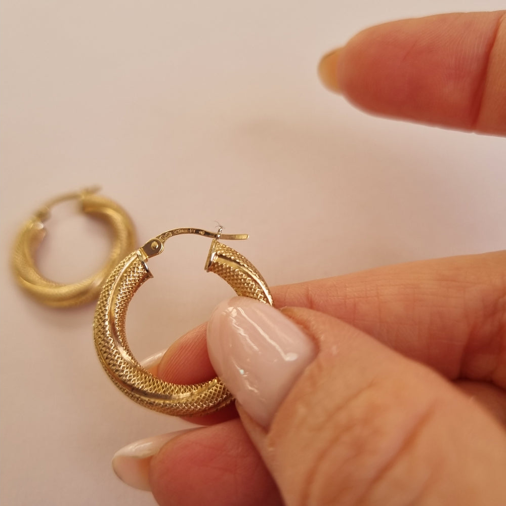 Chunky round twisted hoop earrings in 9kt gold
