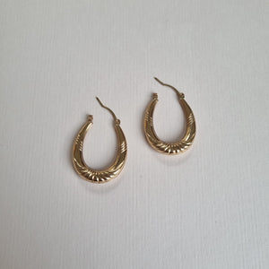 Wavy small oval patterned hoop earrings in 9kt gold