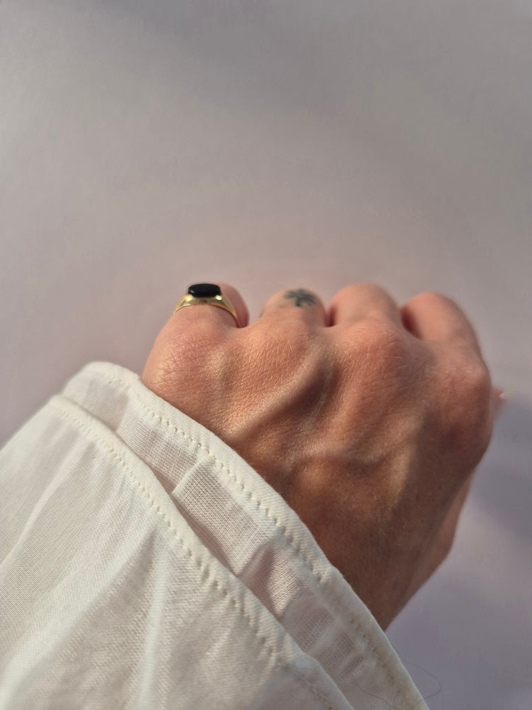 Small onyx signet ring in 9kt gold