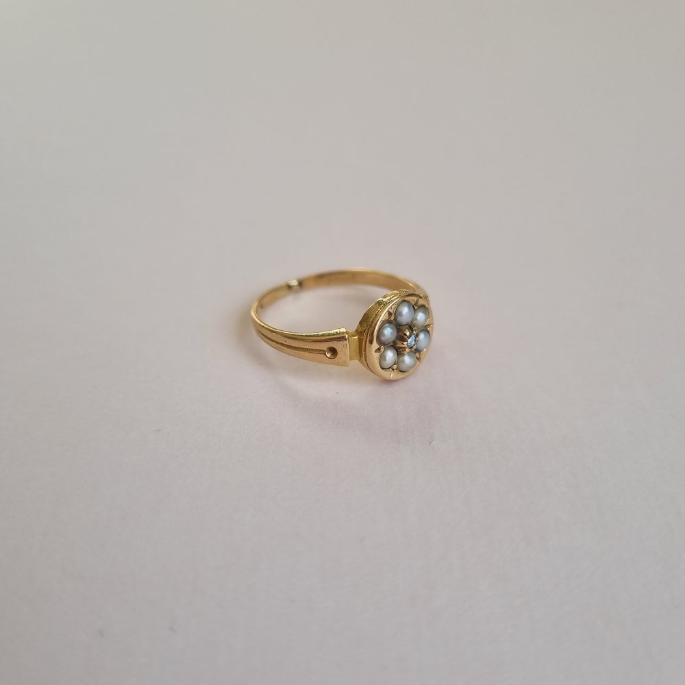 Stunning antique round seed pearl and diamond 18kt gold ring
