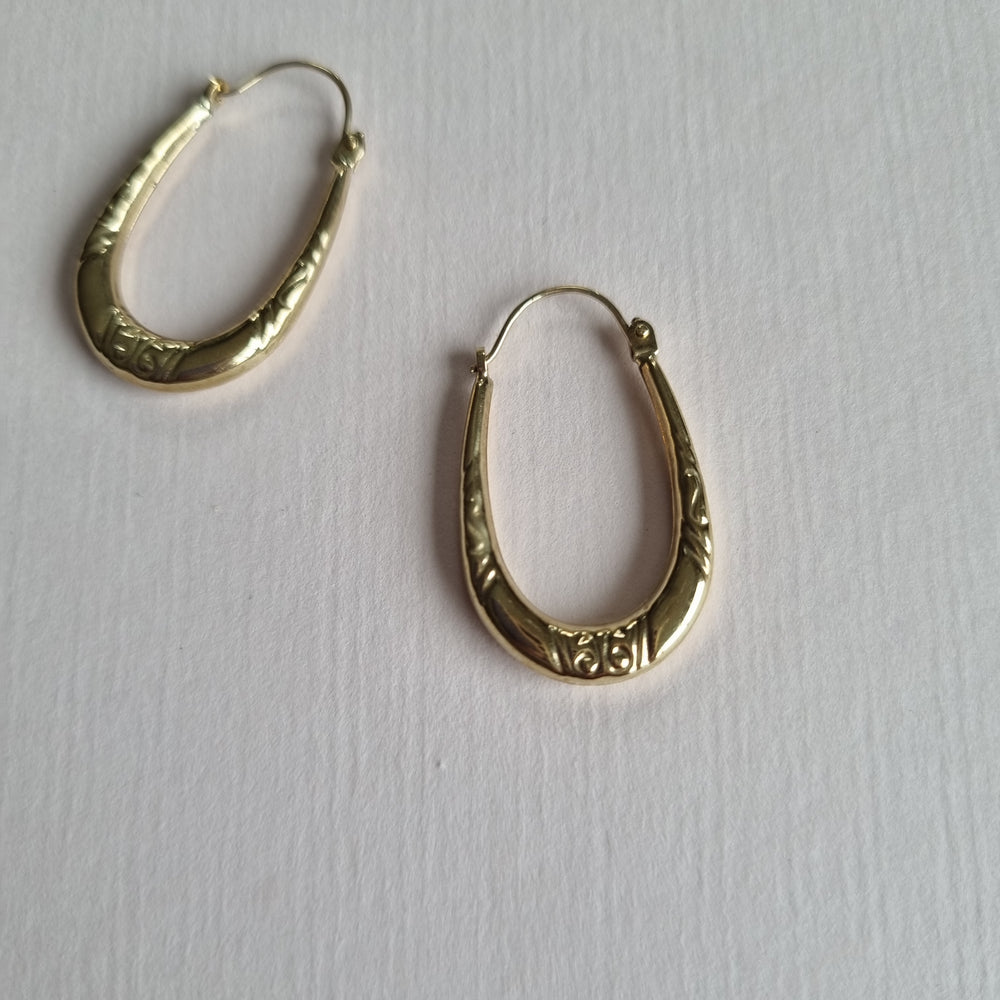 Small oval patterned hoop earrings in 9kt gold
