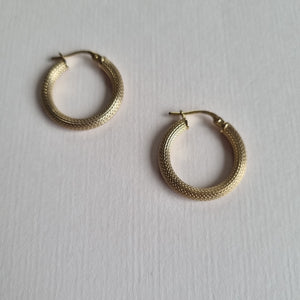 Slim round embossed hoop earrings in 9kt gold