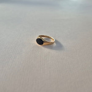 Small onyx signet ring in 9kt gold