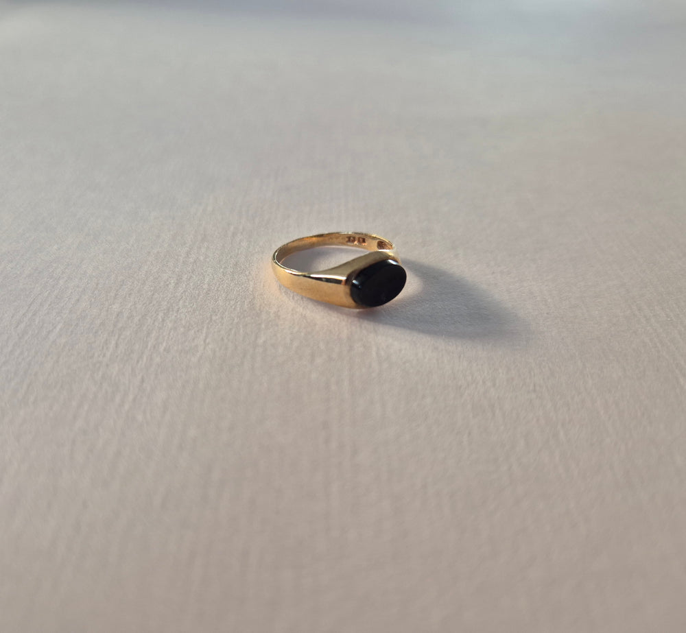 Small onyx signet ring in 9kt gold