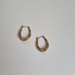 Wavy small oval patterned hoop earrings in 9kt gold