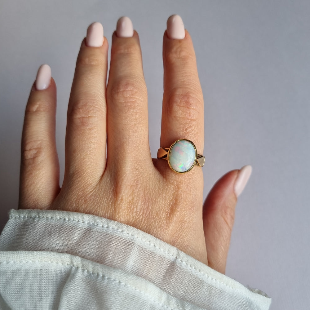 Stunning antique oval opal 18kt gold ring