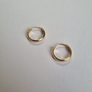 
                
                    Load image into Gallery viewer, Small round smooth hoop earrings in 18kt gold
                
            