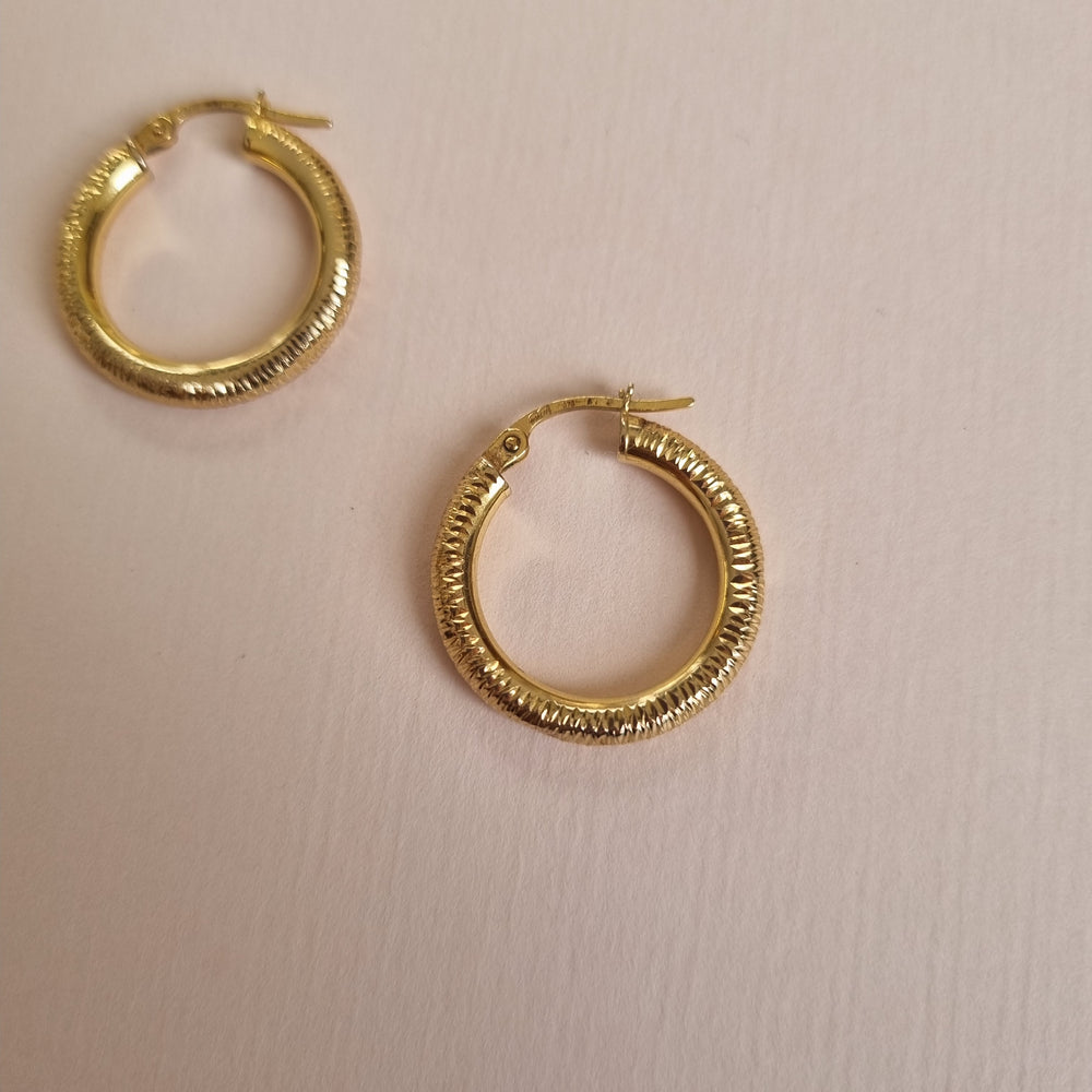 High shine round twisted hoop earrings in 9kt gold