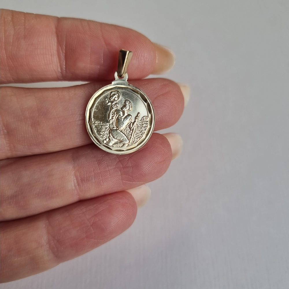 
                
                    Load image into Gallery viewer, Saint Christopher charm in 9kt gold
                
            