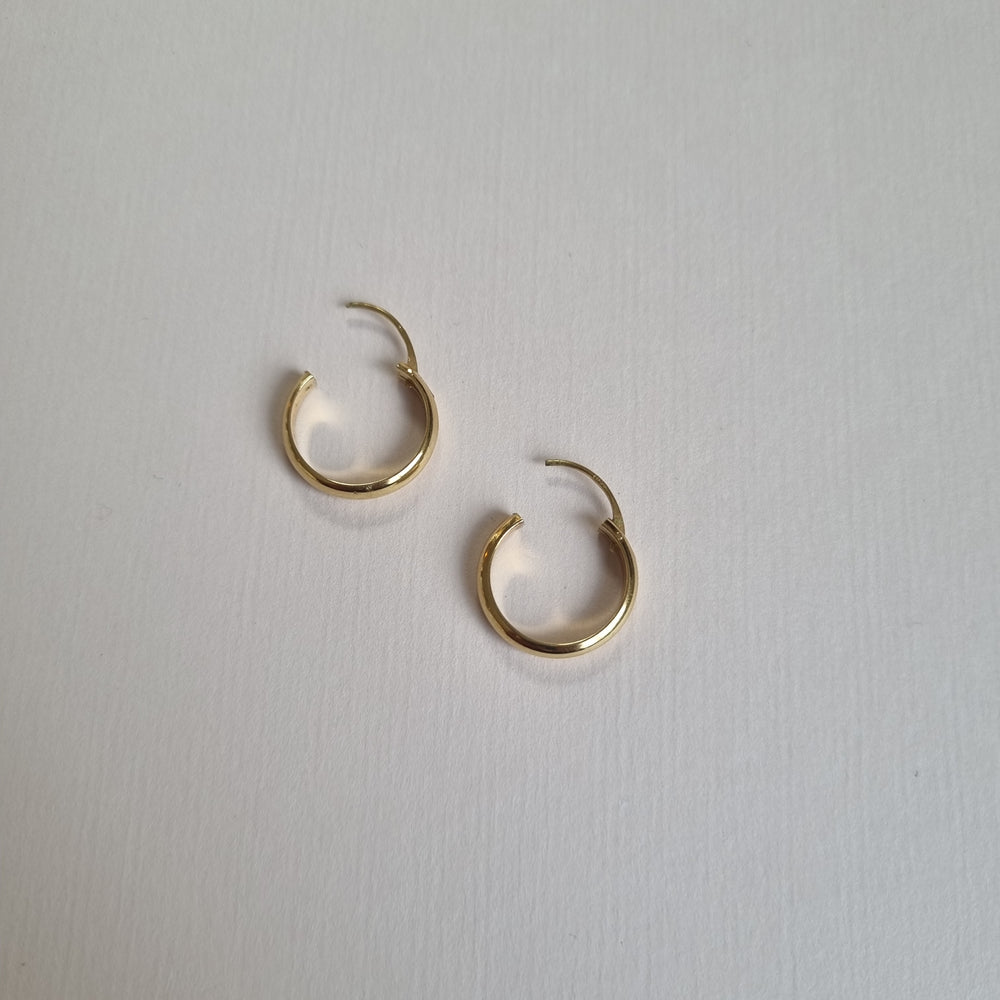 Small round smooth hoop earrings in 18kt gold
