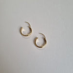 Small round smooth hoop earrings in 18kt gold