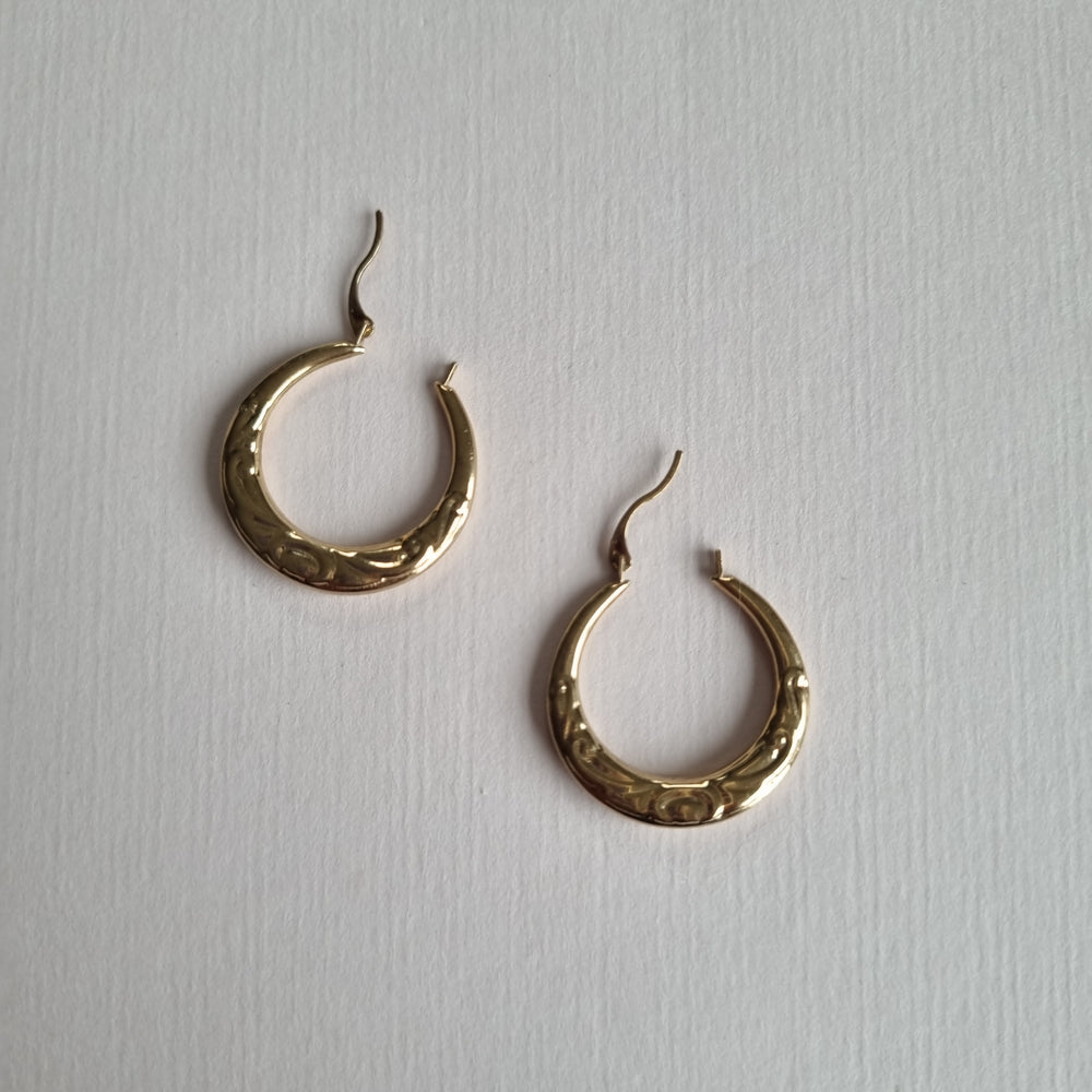 
                
                    Load image into Gallery viewer, Round patterened hoop earrings in 9kt gold
                
            