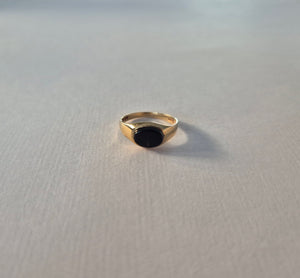 Small onyx signet ring in 9kt gold