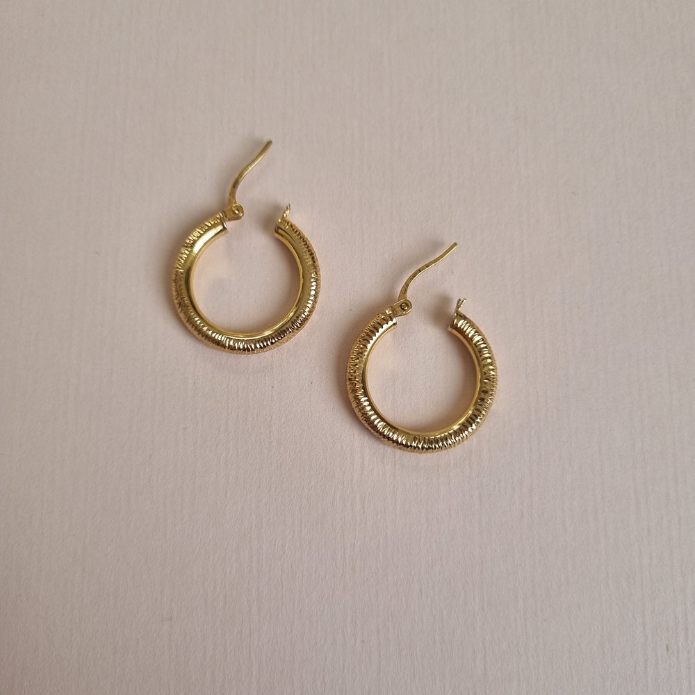 High shine round twisted hoop earrings in 9kt gold