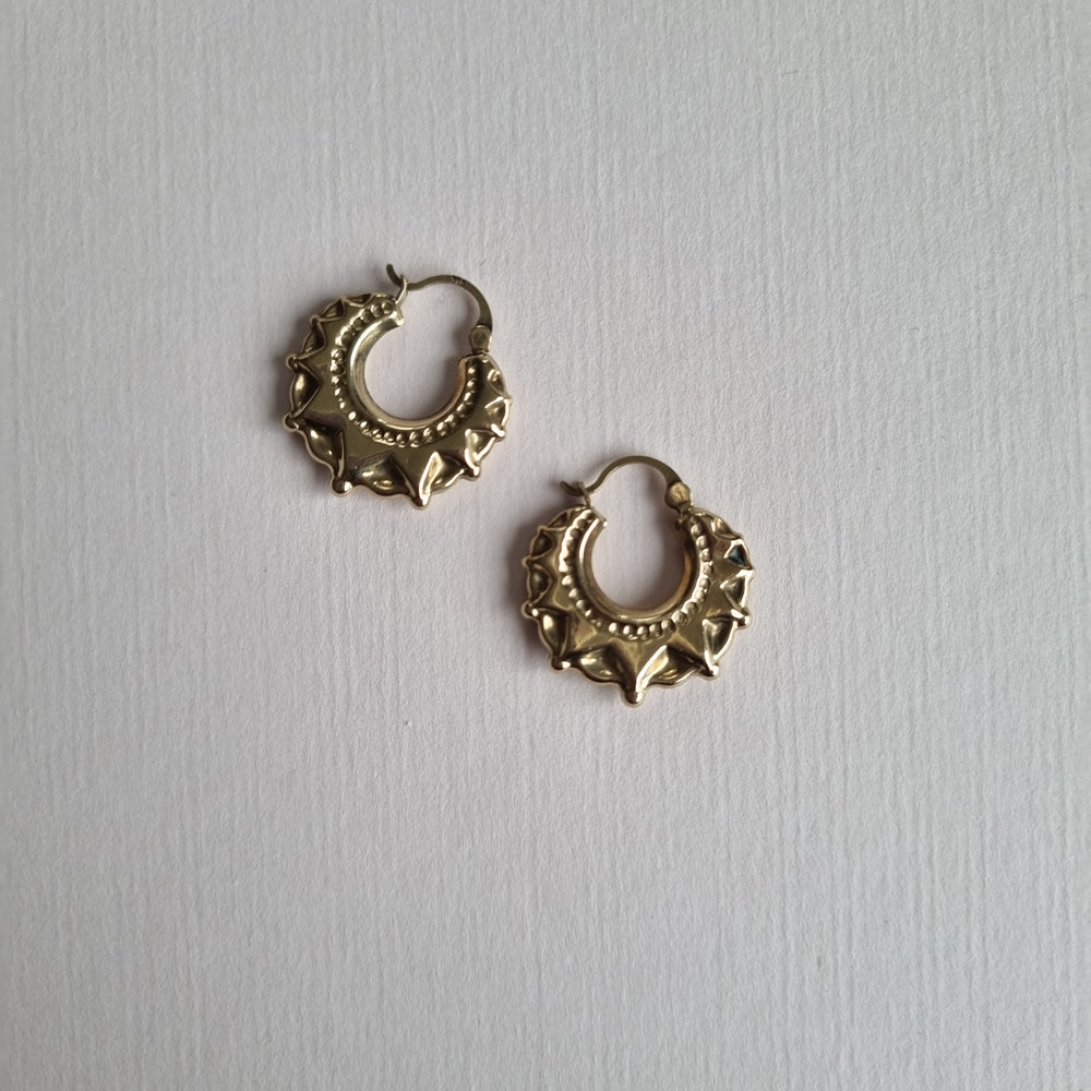 Dotted detailed small hoop earrings in 9kt gold