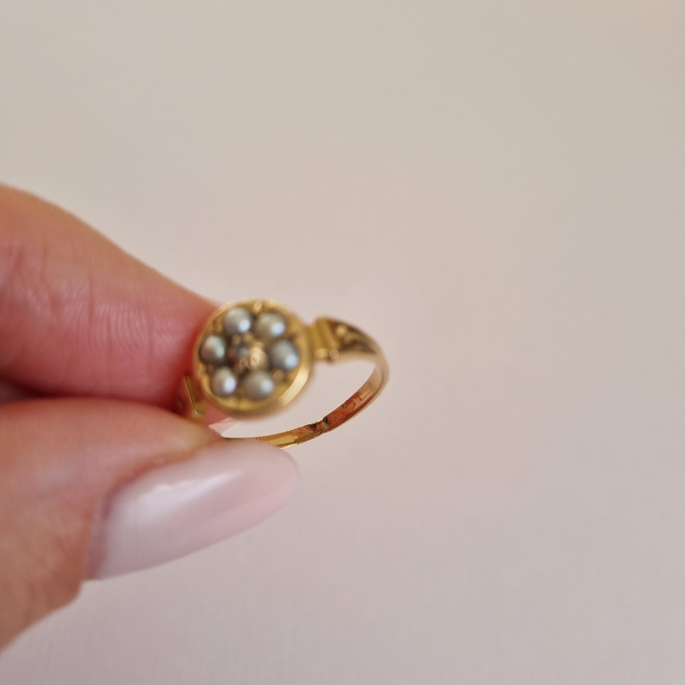 Stunning antique round seed pearl and diamond 18kt gold ring