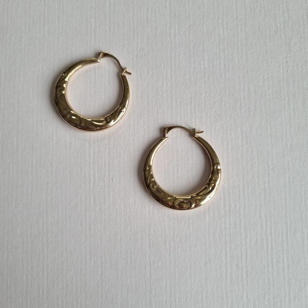 Round patterened hoop earrings in 9kt gold
