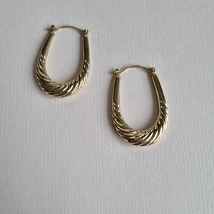 Medium wavy oval patterned hoop earrings in 9kt gold