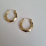 Medium geometric dotted hoop earrings in 9kt gold