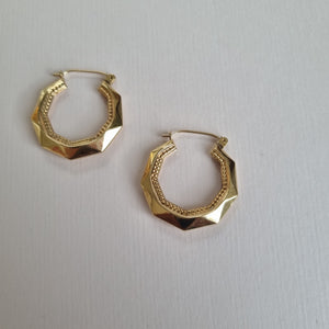Medium geometric dotted hoop earrings in 9kt gold