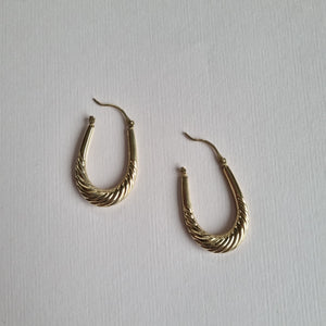 Medium wavy oval patterned hoop earrings in 9kt gold