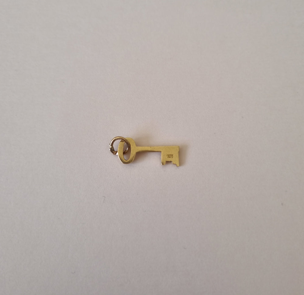 Key charm pendant in 9kt gold
