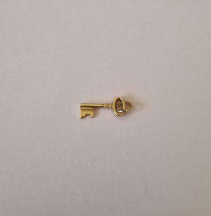 Key charm pendant in 9kt gold