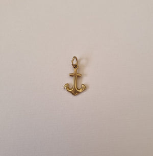Anchor charm pendant in 9kt gold