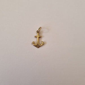 Anchor charm pendant in 9kt gold