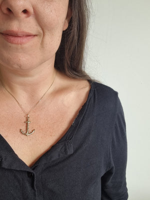 
                
                    Load image into Gallery viewer, Large articulated anchor pendant in 9kt gold
                
            
