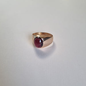 
                
                    Load image into Gallery viewer, Garnet cabochon signet ring in 14kt rose gold
                
            