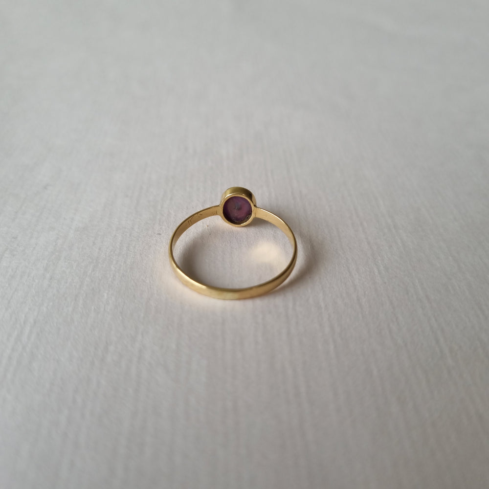
                
                    Load image into Gallery viewer, Rare star ruby bezel set in 18kt gold
                
            
