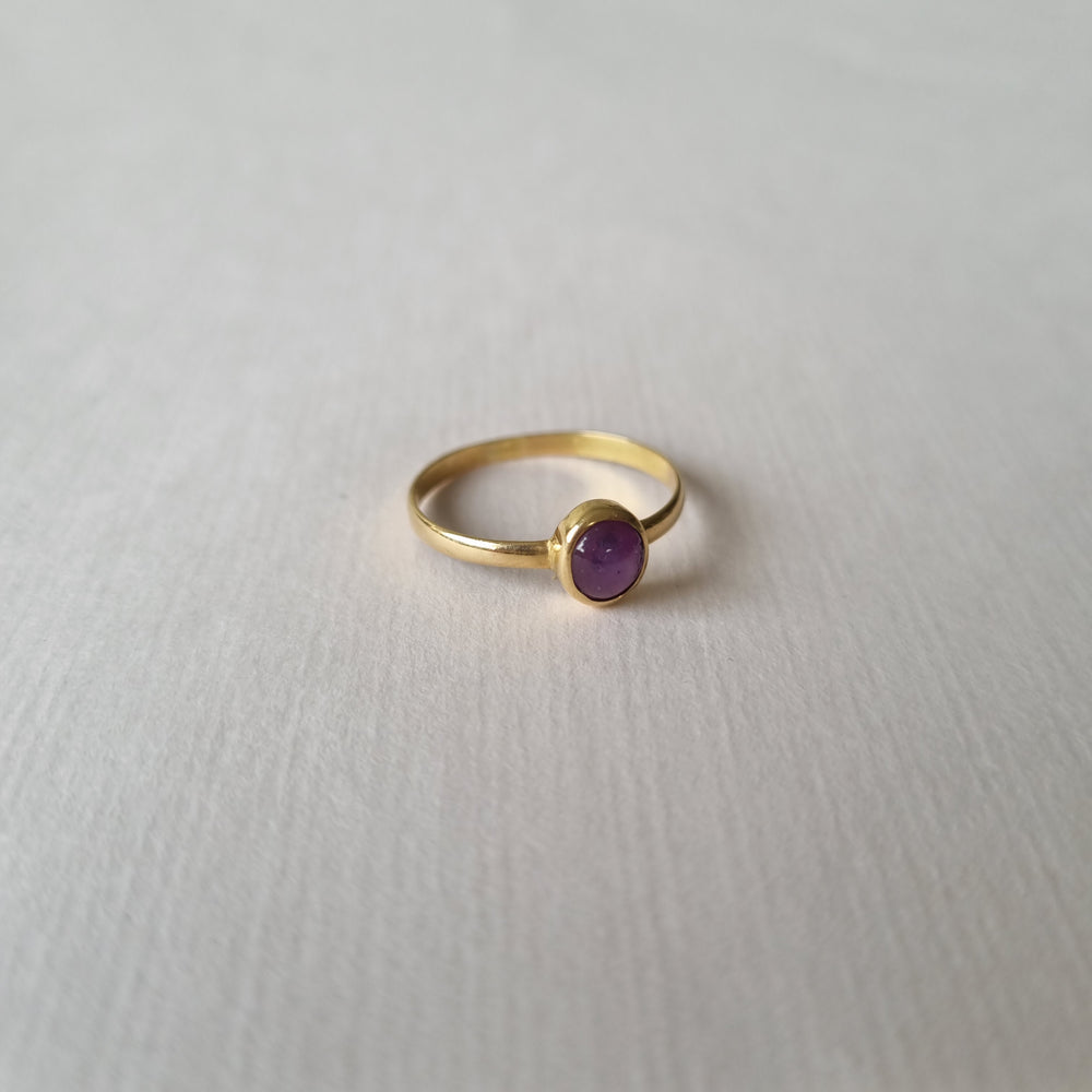 
                
                    Load image into Gallery viewer, Rare star ruby bezel set in 18kt gold
                
            