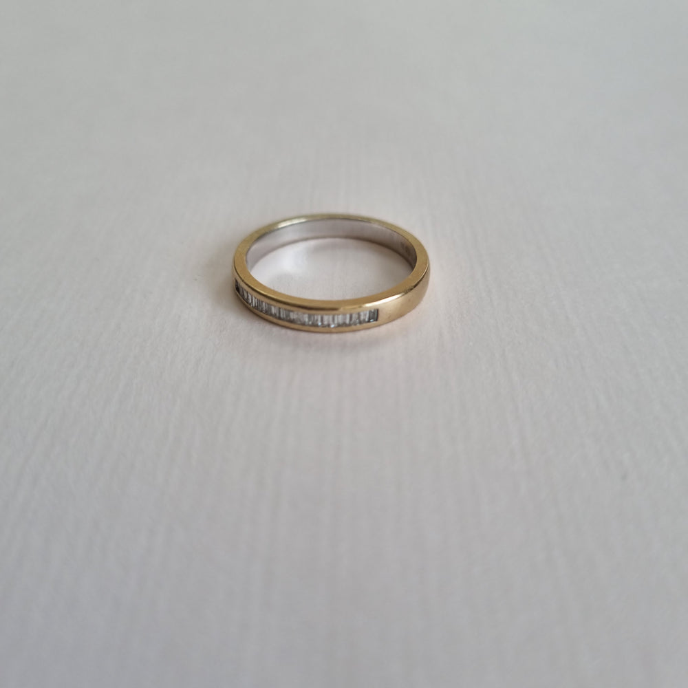 White 18kt gold half band with 17 baguette-cut diamonds