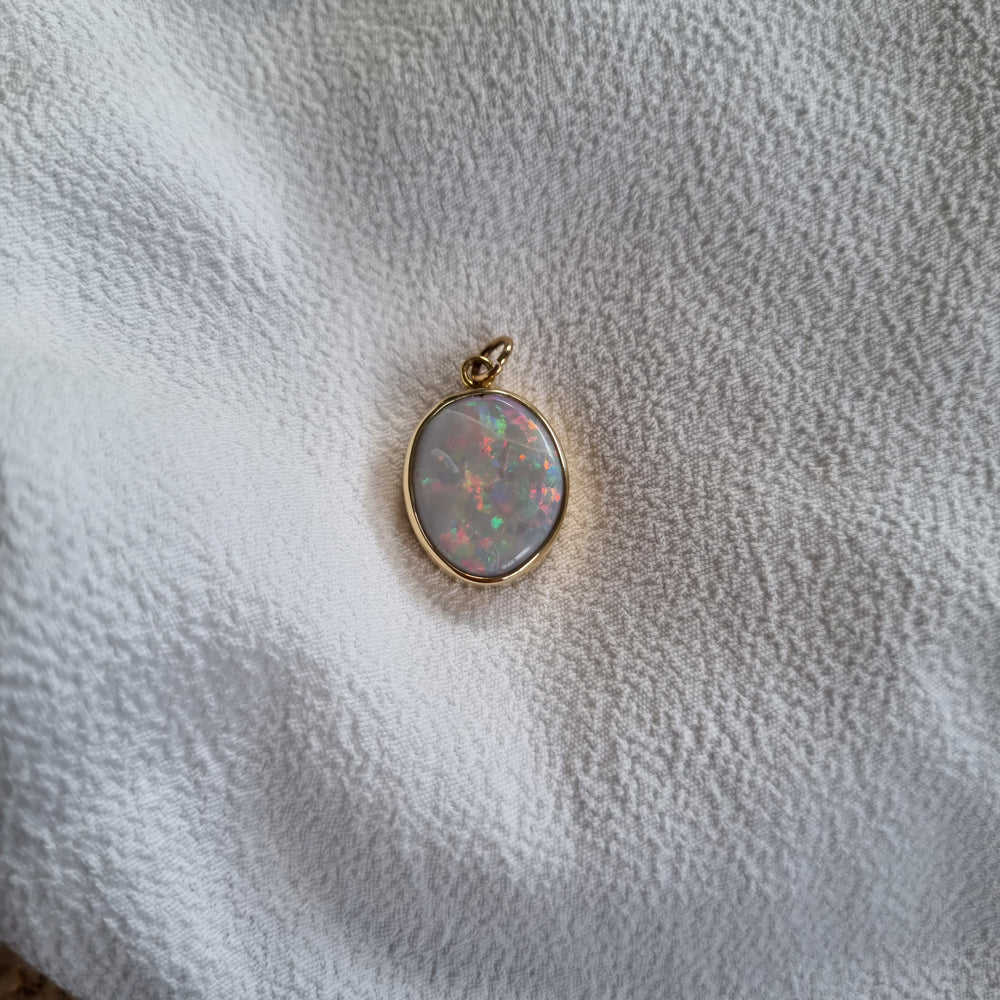Oval opal pendant in 9kt gold 15 mm x 18 mm
